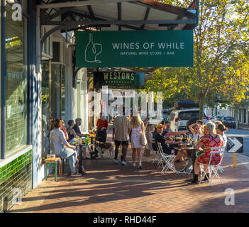 Les gens assis à l'extérieur, sur le trottoir à l'extérieur en plein air tandis que les vins de Wine bar sur la rue William Northbridge Perth WA l'Australie. Banque D'Images