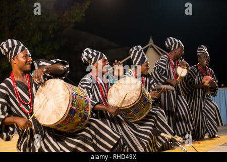 Gorizia, Italie - 26 août 2017 : Drumers du Bénin de la compagnie de danse traditionnelle dans la ville street pendant le festival International de Folklore Banque D'Images