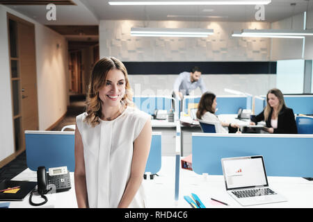 Portrait de femme d'affaires Blonde dans le gestionnaire de bureau Coworking Space Banque D'Images