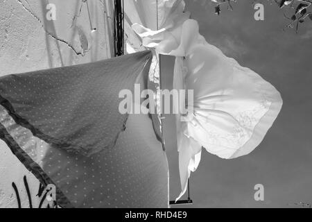 Les feuilles d'un blanc pur en train de sécher dehors par un jour de vent sur une ligne de lavage Banque D'Images