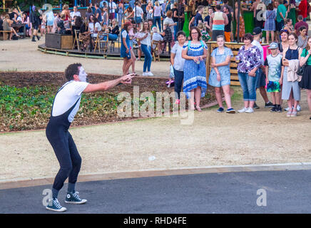 Un artiste mime l'exécution devant une foule à Fringe Festival Mondial Russell Square Northbridge Perth WA l'Australie. Banque D'Images