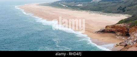 Plage de l'océan de sable près de la ville de Leiria (Portugal). Printemps jour brumeux. Panorama. Banque D'Images