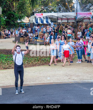 Un artiste mime l'exécution devant une foule à Fringe Festival Mondial Russell Square Northbridge Perth WA l'Australie. Banque D'Images