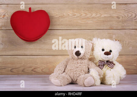 Couple d'oursons en peluche avec coeur sur table en bois. Valentines Day background. Coeur d'amour. retro style romantique. Banque D'Images