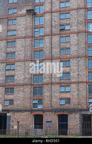 L'abandon du tabac d'un entrepôt victorien au Stanley Dock désaffecté sur le front de mer de Liverpool, Royaume-Uni Banque D'Images
