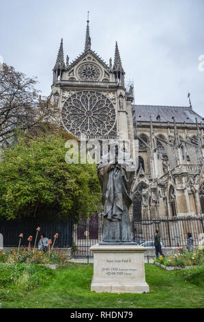 Paris, France - Oct 2, 2018. La statue de Saint (PAPE) Jean-Paul II, près de la cathédrale Notre-Dame de Paris. Banque D'Images