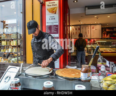 Paris, France - Oct 2, 2018. Un homme faisant la crêpe sur la rue à Paris (France). Paris a été classée comme la troisième destination de voyage le plus visité dans le monde entier Banque D'Images