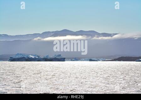 Ilulissat, Groenland, juillet | site du patrimoine mondial de l'|Disko Bay Kangia | Fjord glacé d'énormes icebergs dans la mer bleue sur une journée ensoleillée - Réchauffement climatique Banque D'Images