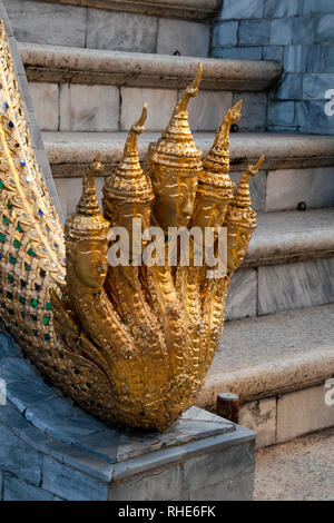 Bangkok, Thaïlande, 5 chef serpent naga sur escalier à Grand Palais Wat Phra Kaew Banque D'Images