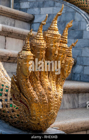 Bangkok, Thaïlande, 5 chef serpent naga sur escalier à Grand Palais Wat Phra Kaew Banque D'Images