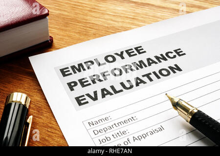 Formulaire d'évaluation du rendement de l'employé sur un bureau. Banque D'Images