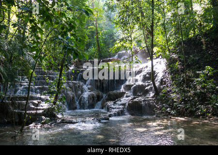 Cascade sur chemin de ruines de Palenque, Chiapas, Mexique Banque D'Images