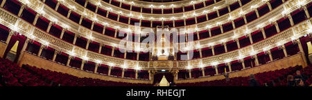 Le vrai Teatro di San Carlo (Théâtre Royal de Saint Charles), son nom d'origine en vertu de la monarchie des Bourbon mais que l'on appelle aujourd'hui simplement le Teatro di Sa Banque D'Images