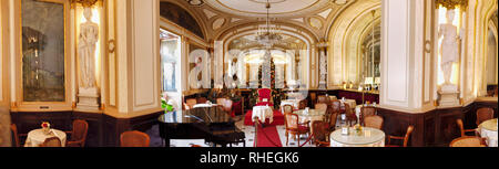 Le Caffè Gambrinus est un quartier historique, une salle de café ou de café dans le centre de Naples, Campanie Italie sur la Piazza Trieste e Trento. Banque D'Images