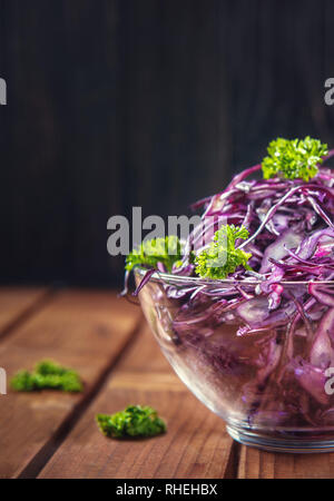 Salade de chou rouge - en format vertical Banque D'Images