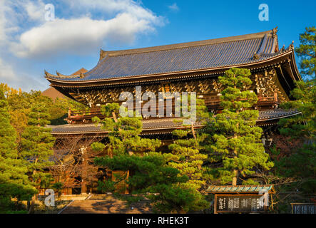 Vue de l'entrée imposante de Chion-in, l'un des plus importants temples bouddhistes à Kyoto Banque D'Images