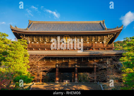 Vue de l'entrée imposante de Chion-in, l'un des plus importants temples bouddhistes à Kyoto Banque D'Images