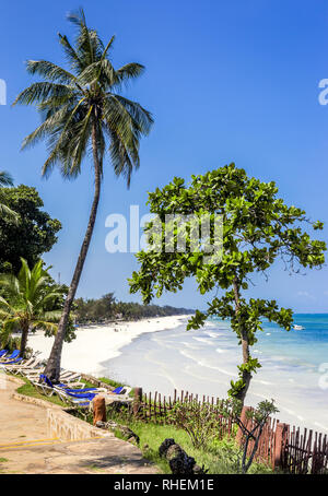 Diani Beach incroyable paysage marin avec du sable blanc et turquoise de l'Océan Indien, le Kenya Banque D'Images