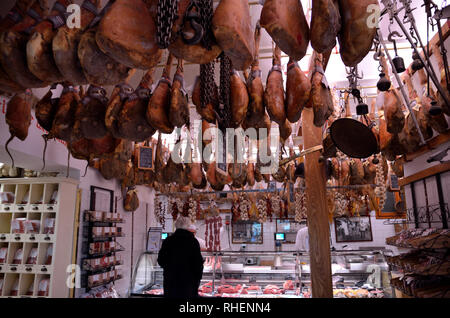 Faites des achats avec des jambons italiens à Greve, dans le Chianti, en Italie Banque D'Images