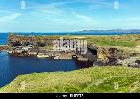 Sur les falaises au nord de l'île de Staffa Iona dans Hébrides intérieures Scotland UK Banque D'Images