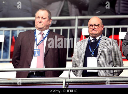 Propriétaire Mike Ashley Newcastle United (à gauche) dans les peuplements au cours de la Premier League match au stade de Wembley, Londres. Banque D'Images