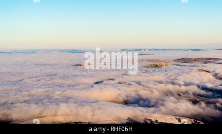 Vue panoramique, de la montagne, des nuages dans les vallées. Le ciel est clair. La lumière du soleil du soir tombant sur les nuages. Certains sommets sont visibles sur la Banque D'Images