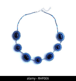 Collier bleu élégant fait main à partir de pierres naturelles, perles. Banque D'Images