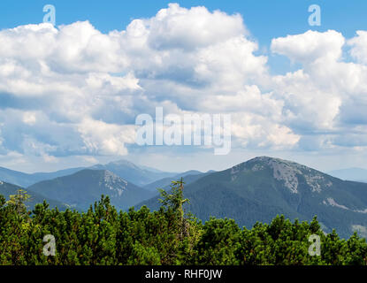 Chaînes de montagnes sous les nuages. L'été. Carpates ukrainiennes Banque D'Images