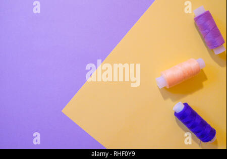 Papier Pastel arrière-plan avec filetage pour le design. Violet et jaune. Banque D'Images