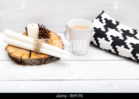 Une tasse de chocolat chaud, une couverture, des bougies - pour une maison de vacances agréable Banque D'Images