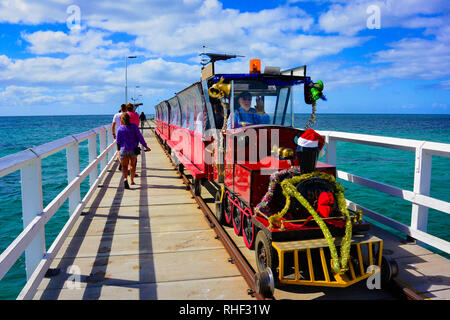 Tourné en couleur de surprenant vision de la décoration de Noël sur la célèbre jetée de Busselton, Australie de l'Ouest, conduit par un vieil homme à la recherche du Père Noël. Banque D'Images