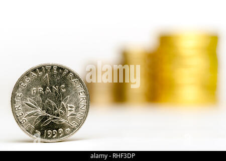 Près d'un Franc français avec de l'argent flou sur le fond blanc Banque D'Images