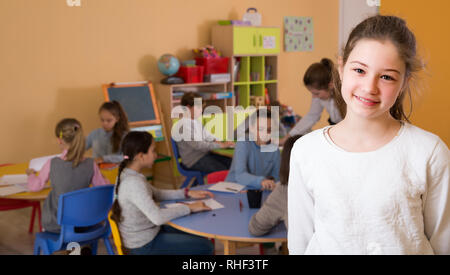 Portrait of happy lycéenne et les enfants en classe de dessin Banque D'Images