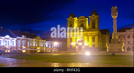 Vue de nuit dôme catholique romaine et Trinity colonne sur la Place Unirii, Timisoara, Roumanie Banque D'Images