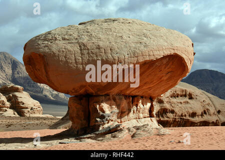 Le rock de champignons dans le Wadi Rum. La zone protégée inscrite au Patrimoine Mondial de l'UNESCO, en Jordanie Banque D'Images