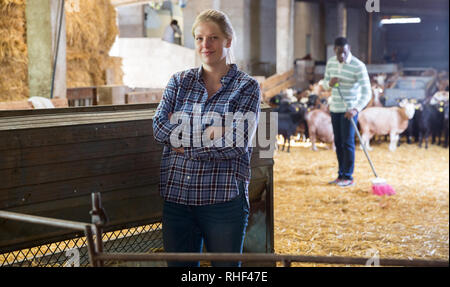 Portrait of woman in stall éleveur de chèvres professionnel sur goat farm Banque D'Images