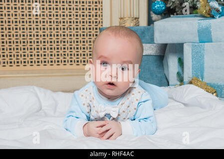 Le bébé se trouve sur la couverture. L'enfant dans le nouveau décor de l'année. Photo Banque D'Images