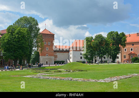 Cracovie, Pologne - 13 juillet 2018. Les touristes à pied autour du terrain de l'historique château de Wawel à Cracovie, Pologne Banque D'Images