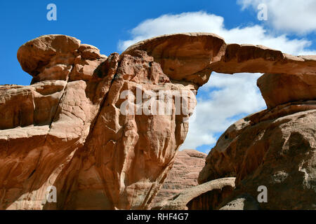 Um Fruth pont de pierre dans le désert de Wadi Rum. La zone protégée inscrite au Patrimoine Mondial de l'UNESCO, en Jordanie Banque D'Images