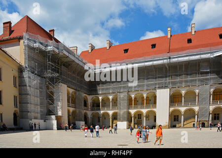 Cracovie, Pologne - 13 juillet 2018. Les touristes à pied autour de la cour intérieure à arcades dans l'historique château de Wawel à Cracovie, Pologne, qui est actuellement l'objet d Banque D'Images