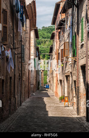 Rue étroite avec des galets dans la petite ville médiévale d'Urbania (région des Marches, Italie) Banque D'Images