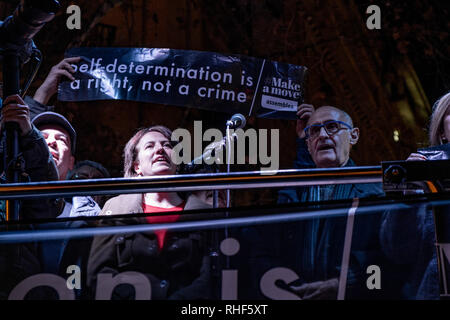 Elisenda Paluzie, président de l'Assemblée nationale catalane, vu au cours de la protestation. Convoqué par le entités souveraines des centaines de personnes se sont réunis devant le siège de l'Union européenne en réponse à la démonstration du transfert des prisonniers politiques à Madrid pour être jugé par la Cour suprême. Banque D'Images