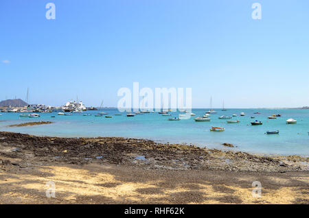 Bateaux de pêche dans le port de Corralejo Banque D'Images