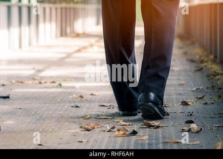 Close-up of vue arrière business man walking chaussures élégantes Banque D'Images