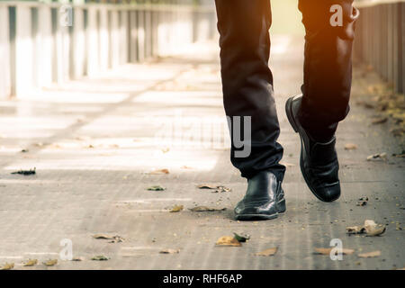 Close-up of vue avant business man walking chaussures élégantes Banque D'Images