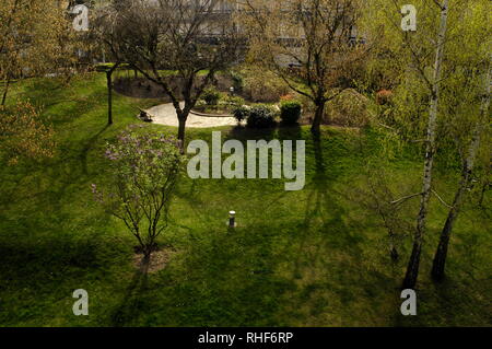 AJAXNETPHOTO. AVRIL 2011. LOUVECIENNES, FRANCE. - JARDIN PRIVÉ POUR LES RÉSIDENTS D'APPARTEMENTS DANS UN DOMAINE SUR LES HAUTEURS AU NORD-EST DU CENTRE DU VILLAGE SURPLOMBANT LA SEINE; UN DES NOMBREUX ENDROITS DE LA RÉGION VISITÉS PAR DES PEINTRES IMPRESSIONNISTES DU XIXE SIÈCLE TELS QU'ALFRED SISLEY, CAMILLE PISSARRO, AUGUSTE RENOIR ET D'AUTRES AVANT LE RÉAMÉNAGEMENT MODERNE DU PAYSAGE. PHOTO:JONATHAN EASTLAND/AJAX REF:D112004 1060 Banque D'Images