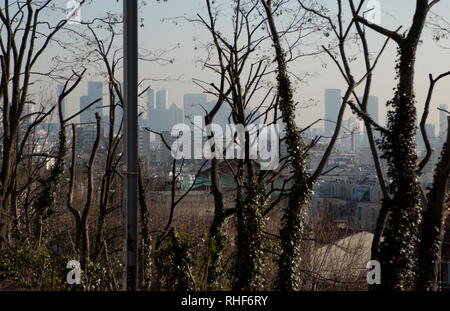 AJAXNETPHOTO. VAL D'OR, FRANCE. - DISTANT TOWERS - QUARTIER D'AFFAIRES DE LA DÉFENSE, PARIS, VU DE LA BANLIEUE PRÈS DE VAL D'OR. PHOTO:JONATHAN EASTLAND/AJAX REF : D60604 945 Banque D'Images