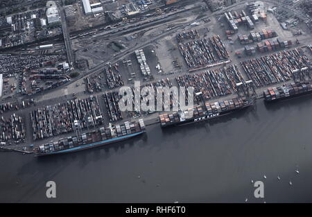 AJAXNETPHOTO. L'année 2008. SOUTHAMPTON, Angleterre. - Les quais de l'Ouest - VUE AÉRIENNE DES QUAIS OUEST TRANSPORT EN CONTENEURS CONTENEURS AVEC PORT amarrée le long. PHOTO:JONATHAN EASTLAND/AJAX REF:D80105 644 Banque D'Images