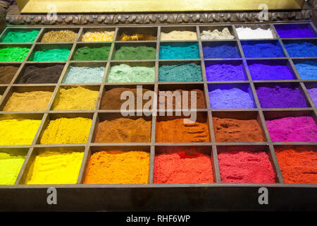 Les pigments en poudre de couleur vive dans les couleurs du spectre pour l'art et la peinture, Venise, Vénétie, Italie affiche dans un spécialiste d'art st Banque D'Images