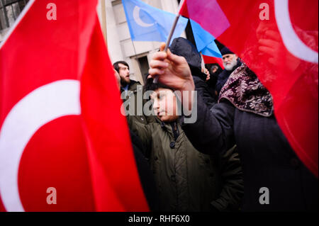 Vu d'un enfant tenant un drapeau au cours d'une manifestation contre la politique chinoise au Xinjiang. La protestation des militants musulmans ouïghours de traitement par les autorités chinoises dans la région du Turkestan oriental de la province de Xinjiang en Chine lors d'une manifestation devant l'ambassade chinoise au centre de Londres. Banque D'Images
